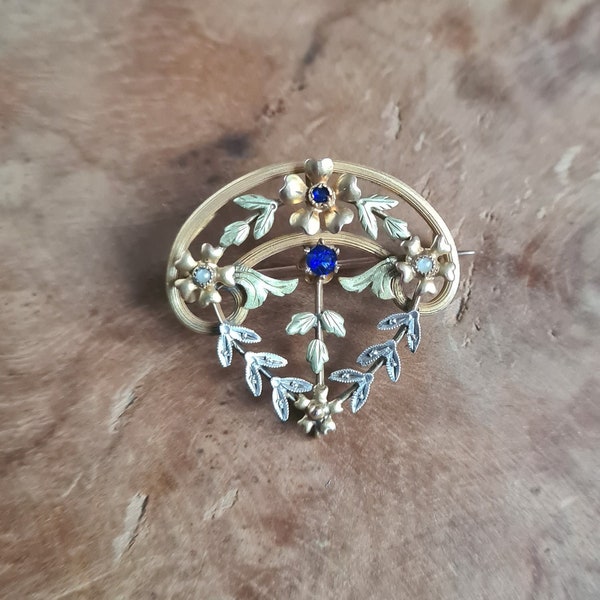 Spilla Art Nouveau in 2 placcati in oro e argento a forma di fiori e foglie con pietre e perle blu