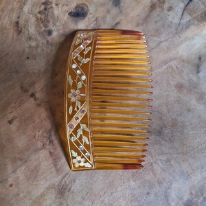 Art Nouveau decorative comb in blond (?) horn with golden ornaments with flower motif and pink and white stones