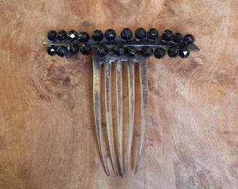 Peineta facetada del siglo XIX hecha de cuerno y cuentas de azabache (?)