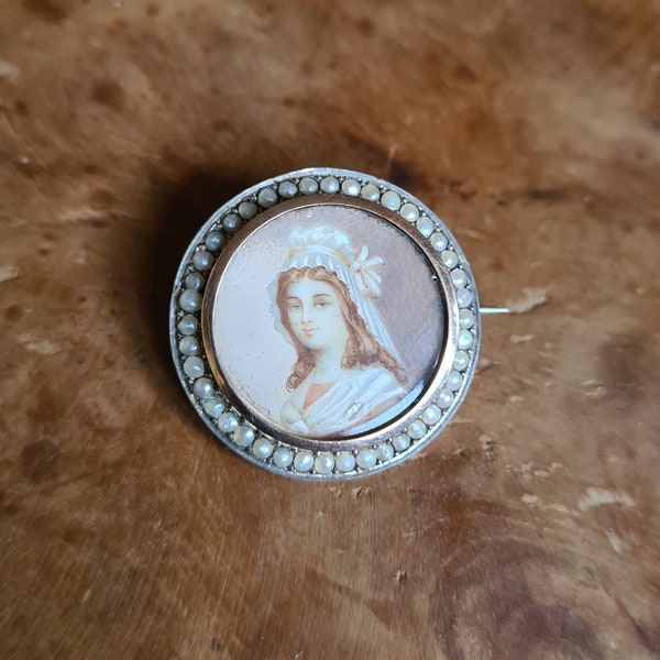 Broche XIX ronde en vermeil entouré de perles fines et miniature de dame