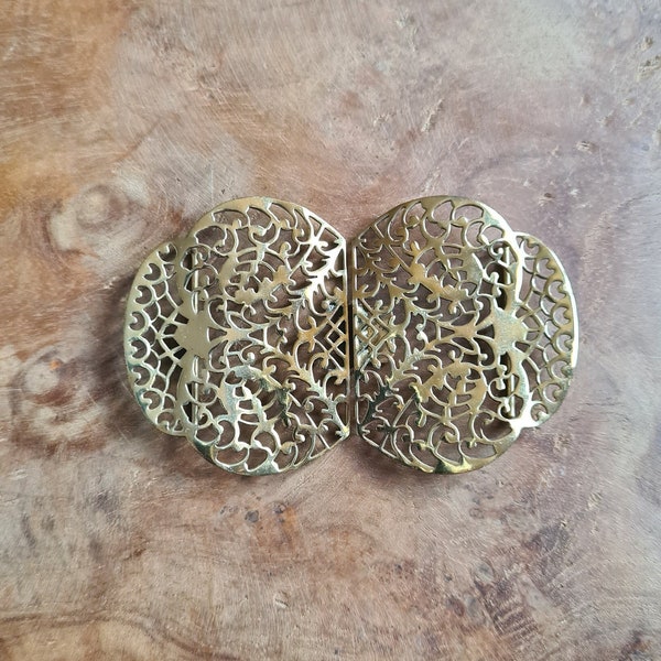 Boucle de ceinture Art Nouveau en metal dore ajoure