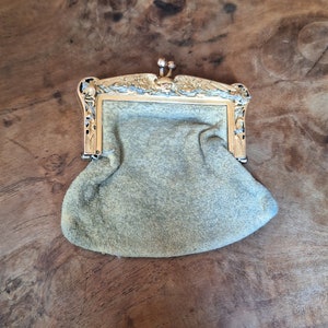 Handtasche aus dem 19. Jahrhundert aus Hirschleder (?) und vergoldetem Verschluss in Form eines Greifs und Blumen