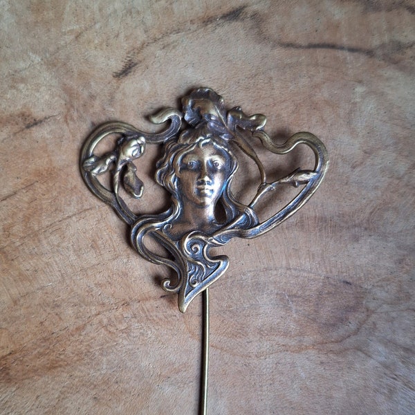 Epingle Art Nouveau Art Nouveau en forme de femme fleur avec iris et volutes couleur bronze