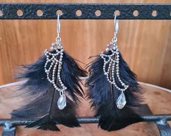 Création - Boucles d'oreilles Belle Epoque en clous d'acier et perle goutte sur plume noire avec dormeuses en argent