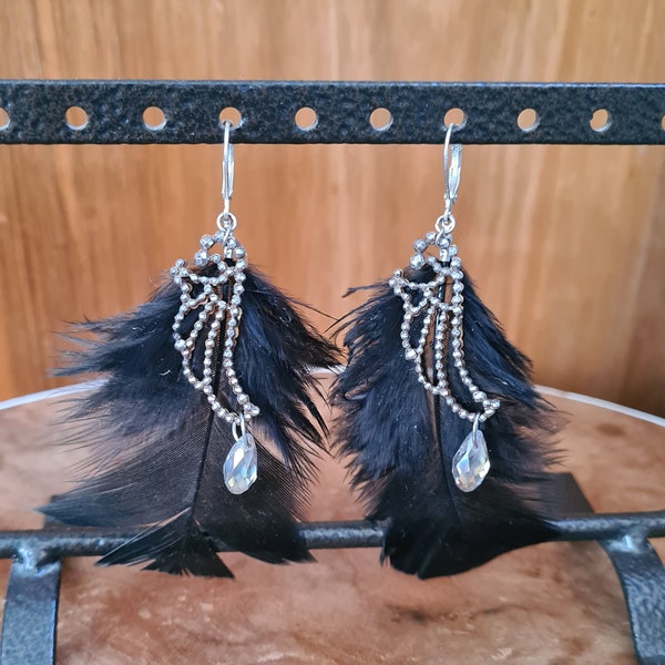 Création - Boucles d'oreilles Belle Epoque en clous d'acier et perle goutte sur plume noire avec dormeuses en argent