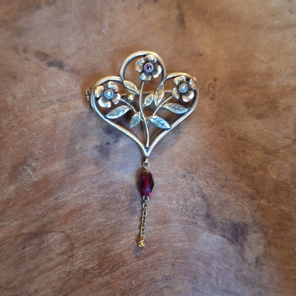 Broche Art Nouveau en plaqué or ORIA en forme de brin à trois fleurs avec perles fines et pierre rouge et chaînette et perle rouge pendante