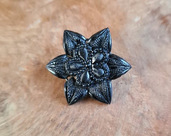 Broche Belle Epoque en forme de fleur en verre pressé noir