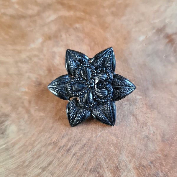 Broche Belle Epoque en forme de fleur en verre pressé noir