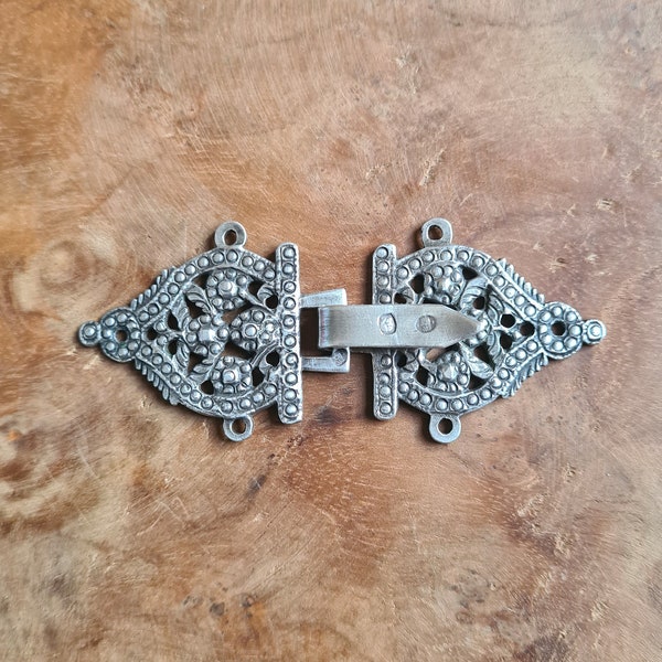 Nineteenth century cape buckle in solid silver cisele