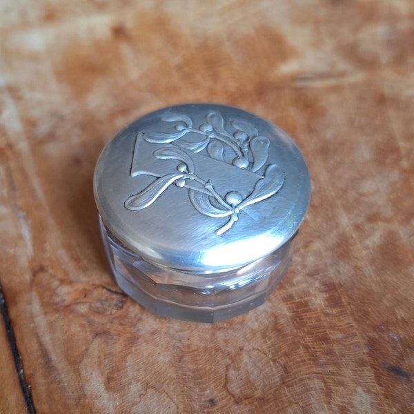 Poudrier pot à onguent Art Nouveau en cristal à facettes et couvercle en argent à motif de gui