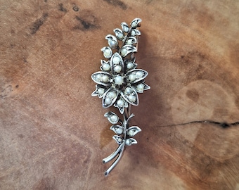 Broche vermeil del siglo XIX en forma de rama florida recubierta de finas perlas