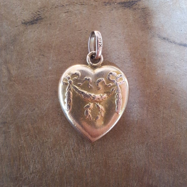 Petit pendentif Belle Epoque en plaqué or rose FIX en forme de coeur avec motifs de rubans et feuillages