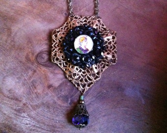 Creación - Collar del siglo XIX con una fina miniatura de una dama en esmalte sobre azabache facetado y filigrana de cobre con una perla.
