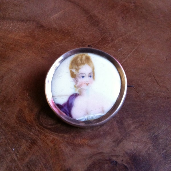 Broche Belle Epoque ronde avec un portrait de dame en celluloid et cadre en argent