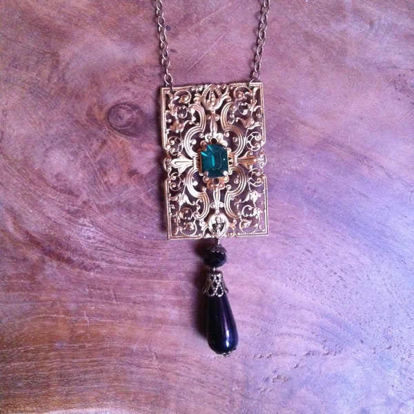 Création - Collier victorien rectangulaire doré et finement ouvragé avec une pierre verte au centre et perle noire pendante