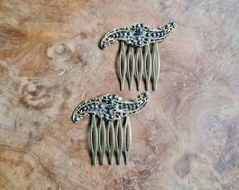 Creation - Pair of decorative bronze-colored metal combs with filigree and steel nails