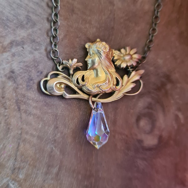 Création - Collier Art Nouveau plaqué or Fix avec un motif de dame aux cheveux ondoyants et des fleurs et cristal Swarovski