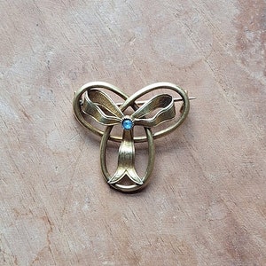 Broche Décorative Ancienne Plaquée Or - Motif Fleur Bleue - Bijou D'occasion