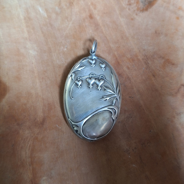 Art Nouveau medallion pendant opening oval in silver with columbine motifs and scrolls