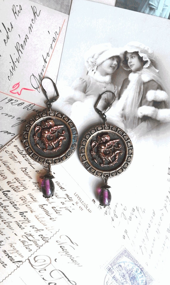Création - Boucles d'oreilles victoriennes métal couleur bronze avec un griffon cuivré et perles violettes