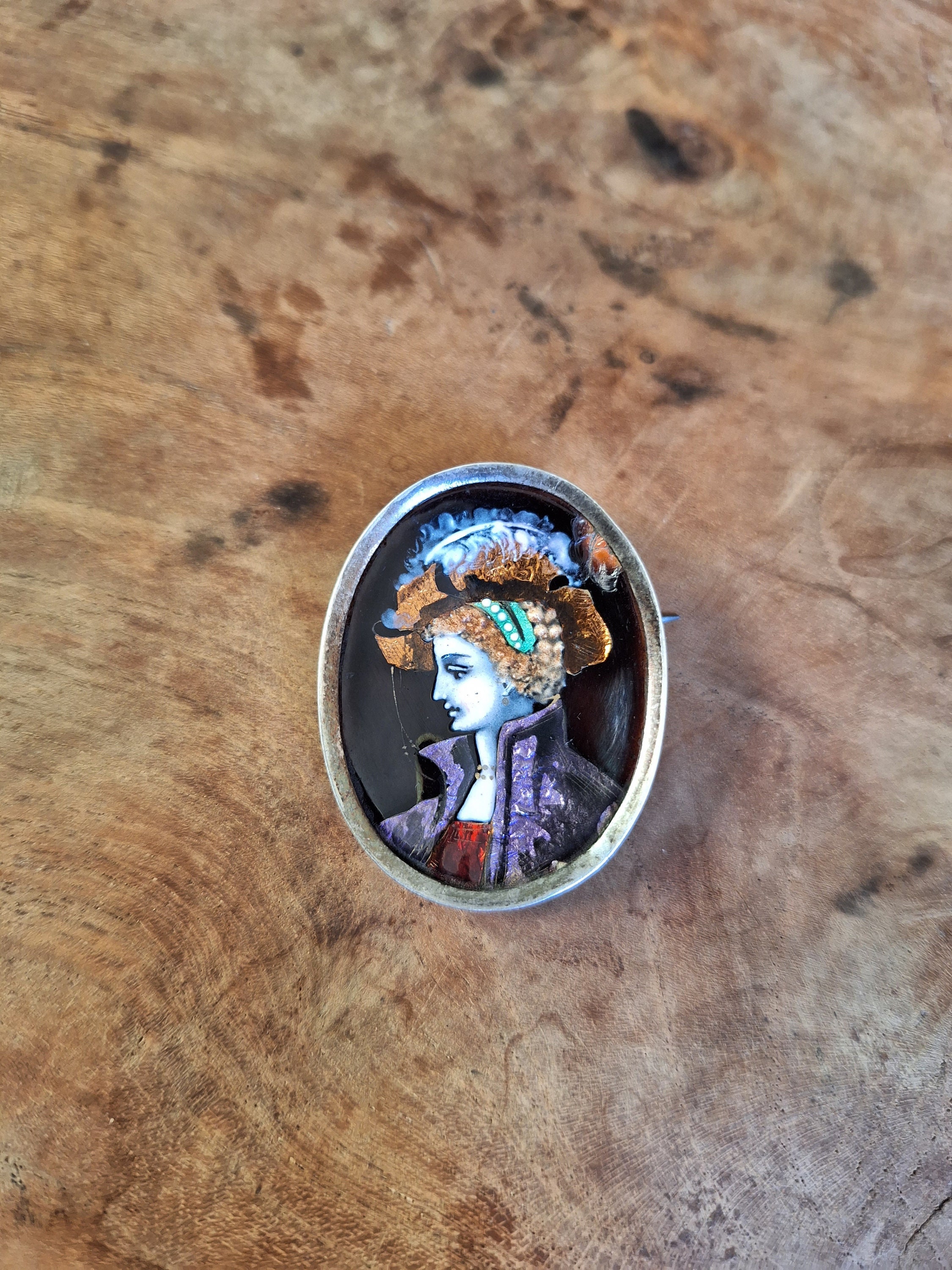 Portrait d'une femme avec un panier de broche