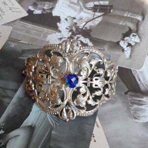 Creation - Chiselled and openwork golden Belle Epoque bracelet with a faceted blue pearl