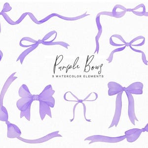Può includere: Illustrazione ad acquerello di nove fiocchi viola in vari stili, tra cui fiocchi annodati e nastri fluenti. È presente anche il testo "Purple Bows" e "9 Watercolor Elements". I fiocchi sono in tonalità lavanda e viola.