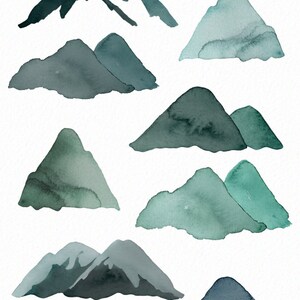 K&ouml;nnte beinhalten: Ein Set mit Aquarell-Illustrationen von Bergen und B&auml;umen. Die Berge sind in Blaut&ouml;nen und Gr&uuml;nt&ouml;nen gemalt, w&auml;hrend die B&auml;ume dunkelgr&uuml;n sind. Die Illustrationen sind perfekt, um Ihren Designs einen Hauch von Natur zu verleihen.