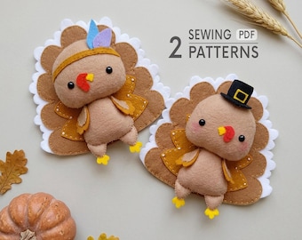 Puede incluir: Dos adornos de fieltro con forma de pavo, cuerpos marrones, alas amarillas y plumas de cola festoneadas blancas. Un pavo lleva una cinta con plumas azules y moradas, el otro un sombrero de peregrino negro. Texto: 2 SEWING PDF PATTERNS.