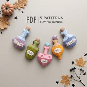 Pode incluir: Um pacote de costura em PDF com cinco padrões de garrafas de poção de feltro. As garrafas estão etiquetadas como Wisdom, Power, Love, Fortune e Courage, cada uma com formas e cores distintas, incluindo roxo, verde, rosa, laranja e azul.
