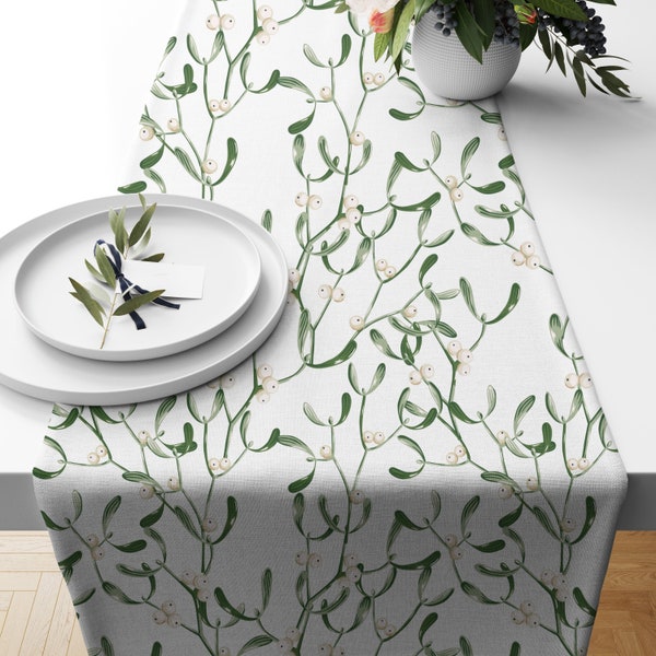 Nature Winter Mistletoe Twigs with Berries Table Runner