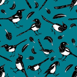 Può includere: Uno sfondo blu turchese con un motivo ripetuto di gazze bianche e nere e piume nere. Le gazze sono disegnate in modo semplice e stilizzato.