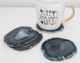 Agate Coaster in grigio scuro / naturale. Agata Slice. Montagne russe di cristallo. Boho Decor. Arredamento tavolino. Set sottobicchiere. Regalo per l'inaugurazione della casa.