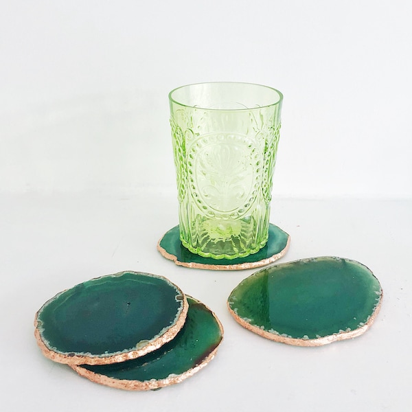 Montagnes russes en agate verte avec bord cuivre / or rose. Tranche d’agate. Ensemble de montagnes russes en agate. Montagnes russes Geode. Buvez des sous-verres. Décor de table basse. Boho.