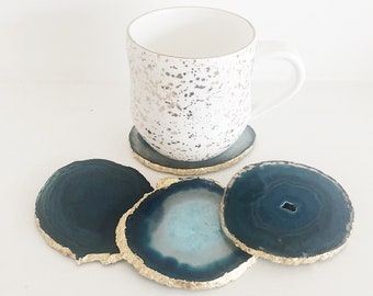 Dessous de verre en agate bleu sarcelle avec bordure en feuille d'or. Ensemble de sous-bocks géode en cristal arrondis faits main.