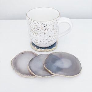 Agate Coaster en gris clair/ naturel avec bord d’or. Geode Coasters. Ensemble Coaster. Buvez des coasters. Crystal Coasters. Décor Boho. Décor de table.