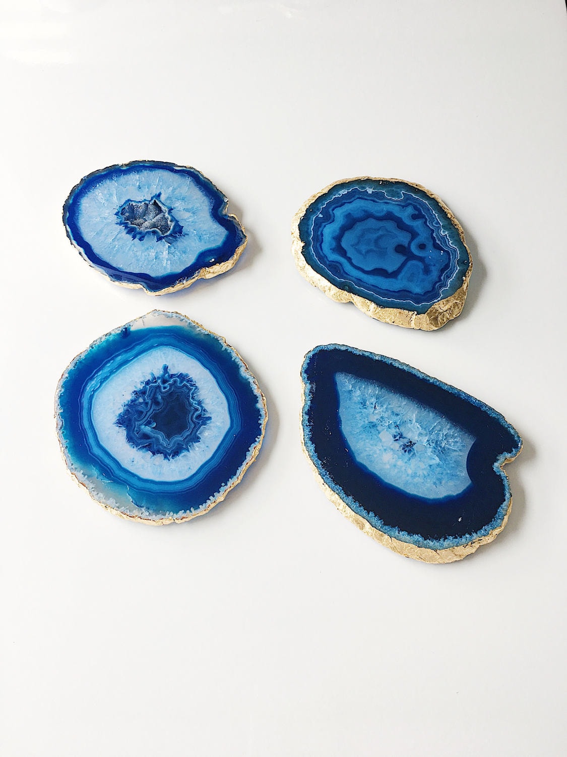 Gold Leaf Gilded Agate Drinks Coaster in Blue. Articles de Luxe Boho Homeware. Bordure d'or