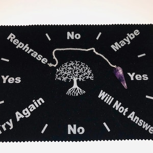 Puede incluir: Un tablero de péndulo de terciopelo negro con una cadena plateada y un péndulo de cristal morado. El tablero tiene las palabras "Sí", "No", "Tal vez", "Reformular", "Intentar de nuevo" y "No responderá" impresas en él.