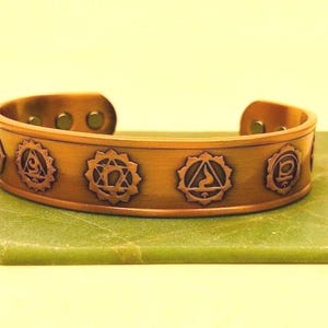 Pulseira magnética de cobre com símbolos dos chakras, pulseira ajustável, energizada com Reiki, 7 símbolos dos chakras, inserção de couro opcional.