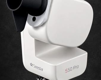 Puede incluir: Un telescopio inteligente Seestar S50 Pro de color blanco montado sobre un trípode negro. El dispositivo cuenta con una carcasa de lente cilíndrica negra prominente unida a un cuerpo rectangular blanco con el texto Seestar y S50 Pro impreso.