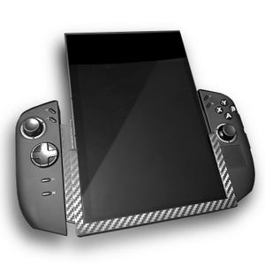 Könnte beinhalten: Ein schwarzes Tablet mit befestigten Gamecontrollern auf jeder Seite. Die Controller haben Tasten, Joysticks und ein Steuerkreuz. Ein Karbonfasermuster umrandet den Tablet-Bildschirm.