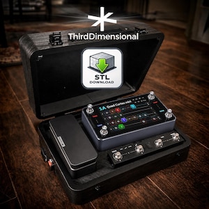 Puede incluir: Un estuche de transporte negro que contiene un procesador de efectos de guitarra Quad Cortex mini gris oscuro, un pedal de expresión negro y un controlador de pedalera negro. La tapa tiene un logotipo de asterisco blanco, el texto ThirdDimensional y un icono de descarga STL.