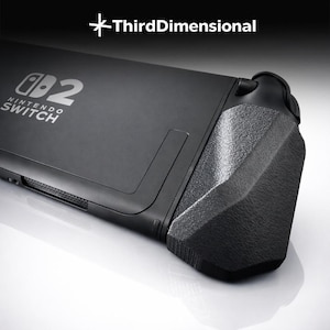 Puede incluir: Consola Nintendo Switch negra con agarre texturizado. Tiene el logotipo de Nintendo Switch y el número 2. El texto "ThirdDimensional" está en la parte superior.
