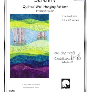 Puede incluir: Patrón de pared acolchado Serenity de Beret Nelson. El patrón presenta un paisaje con árboles, colinas y un cielo azul. El tamaño terminado es de 12,5 pulgadas por 22 pulgadas. ©2016 On the Trail Creations. Diseñado por Beret Nelson. Más kits y patrones en onthetrailcreations.com