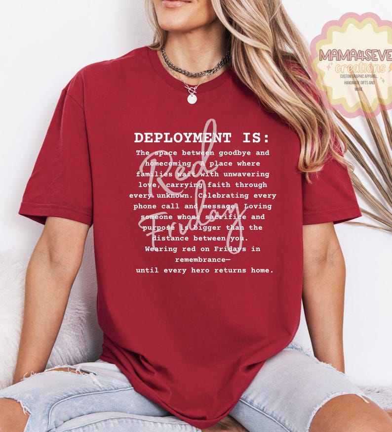 K&ouml;nnte beinhalten: Ein weinrotes T-Shirt mit dem Text "DEPLOYMENT IS:" gefolgt von einem Gedicht &uuml;ber den Einsatz, mit den Worten "Red Friday" in Schreibschrift. Das Shirt hat auch den Text "MAMA4SEVE creations" in der oberen rechten Ecke.