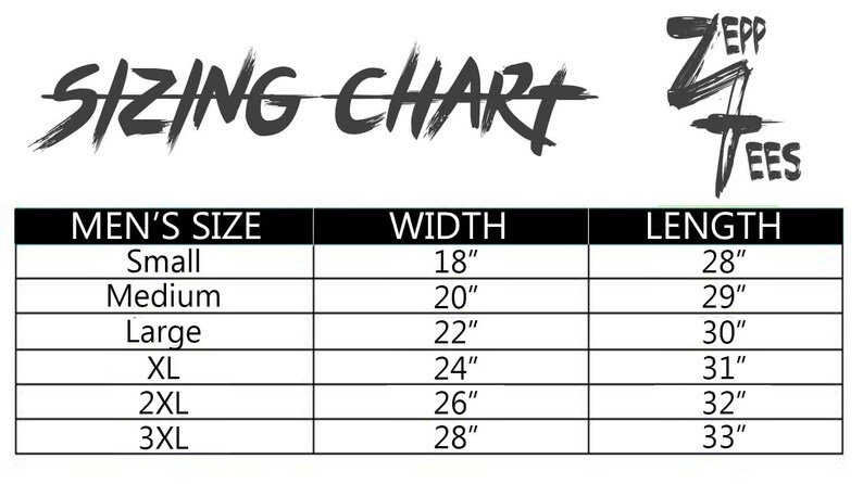 K&ouml;nnte beinhalten: Schwarz-wei&szlig;e Gr&ouml;&szlig;entabelle f&uuml;r T-Shirts. Die Tabelle zeigt Gr&ouml;&szlig;en von Small bis 3XL mit Breiten- und L&auml;ngenma&szlig;en in Zoll. Der Markenname "Zepp Tees" ist oben rechts abgebildet.