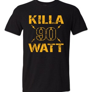 K&ouml;nnte beinhalten: Schwarzes T-Shirt mit dem Text "KILLA 90 WATT" in verblichener gelber Schrift. Das Design beinhaltet Blitzgrafiken. Ein l&auml;ssiges Grafik-T-Shirt.
