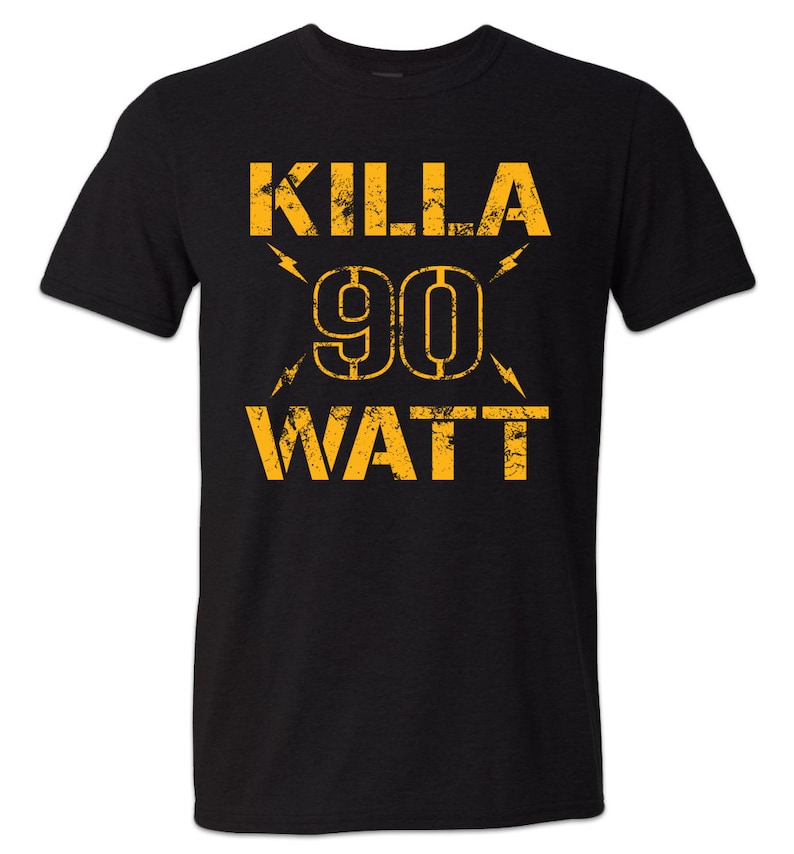 K&ouml;nnte beinhalten: Schwarzes T-Shirt mit dem Text "KILLA 90 WATT" in verblichener gelber Schrift. Das Design beinhaltet Blitzgrafiken. Ein l&auml;ssiges Grafik-T-Shirt.