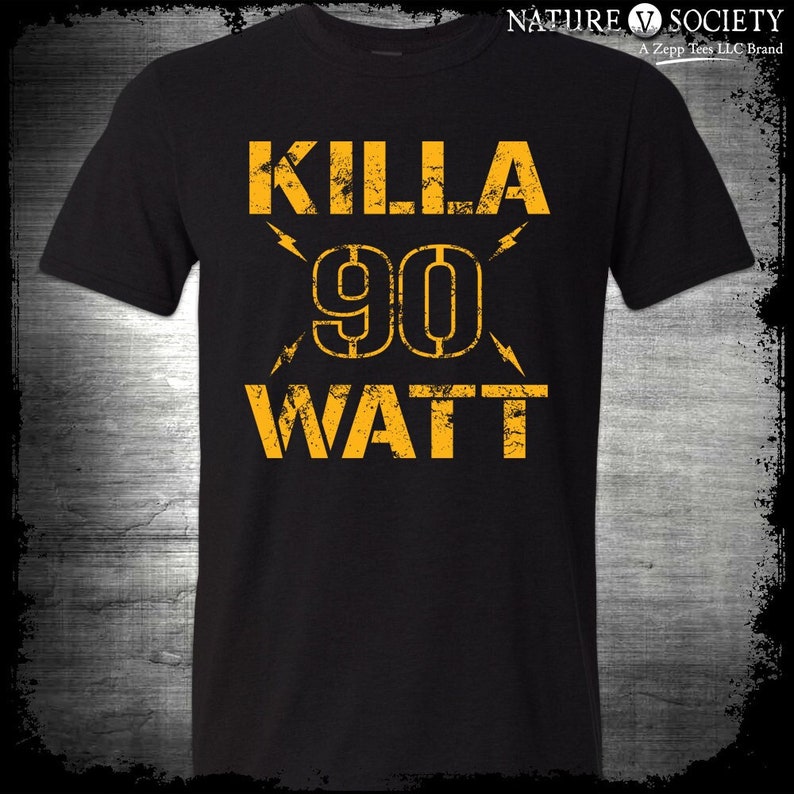 K&ouml;nnte beinhalten: Schwarzes T-Shirt mit dem Text "KILLA 90 WATT" in verblichener gelber Schrift. Die Zahl 90 ist zentriert, mit Blitzgrafiken auf beiden Seiten. Das T-Shirt hat einen Rundhalsausschnitt und kurze &Auml;rmel.