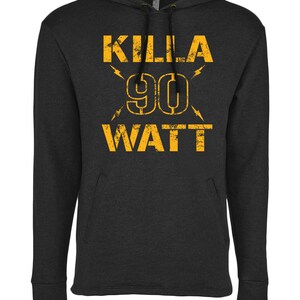 K&ouml;nnte beinhalten: Dunkelgrauer Kapuzenpullover mit Fronttasche und Kordelzugkapuze. Auf der Vorderseite steht in abgenutzten gelben Buchstaben "KILLA 90 WATT" mit Blitzgrafiken. Ein l&auml;ssiges, bequemes Kleidungsst&uuml;ck.